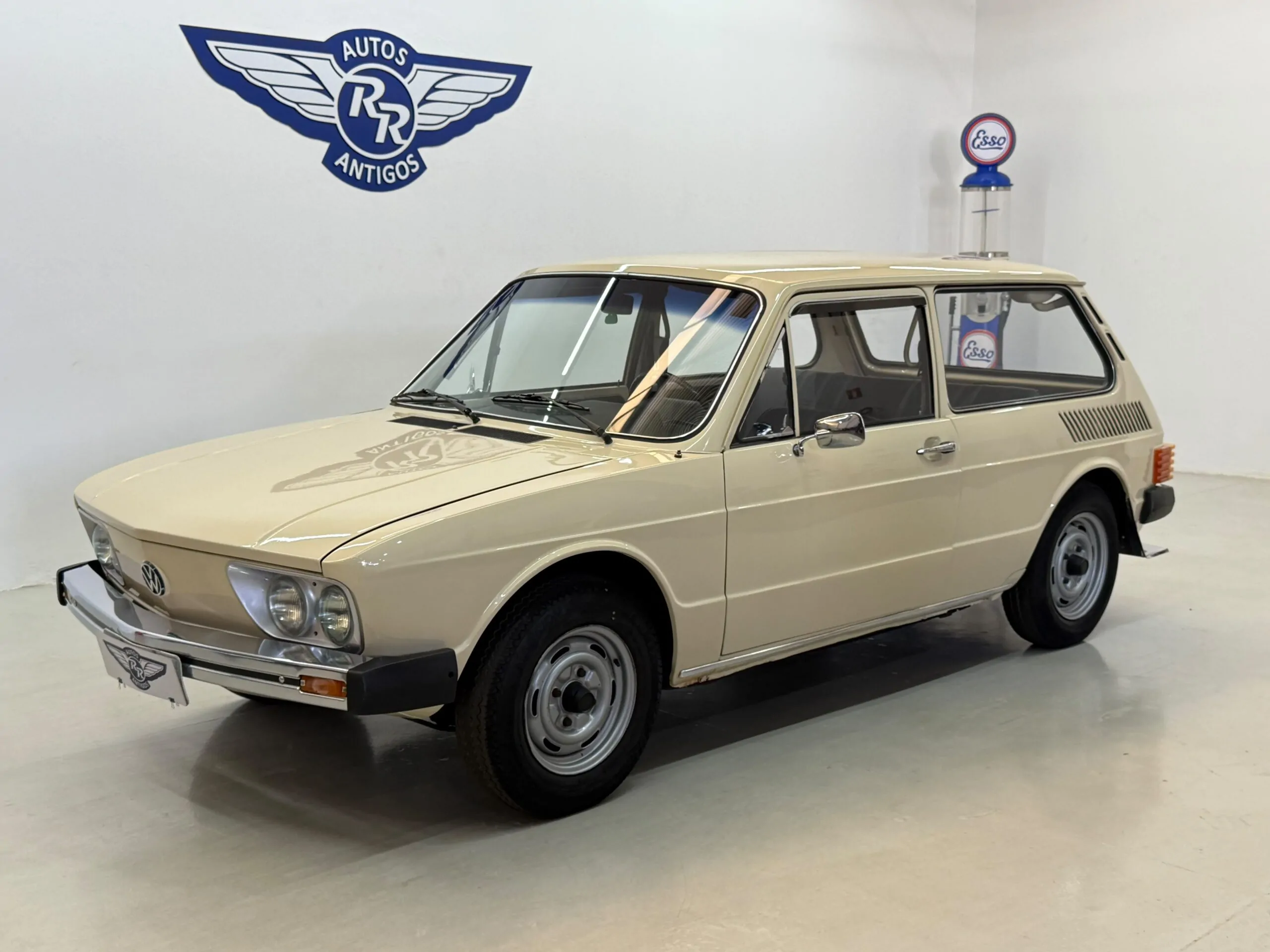 Volkswagen Brasília 1978 antiga em registro fotográfico