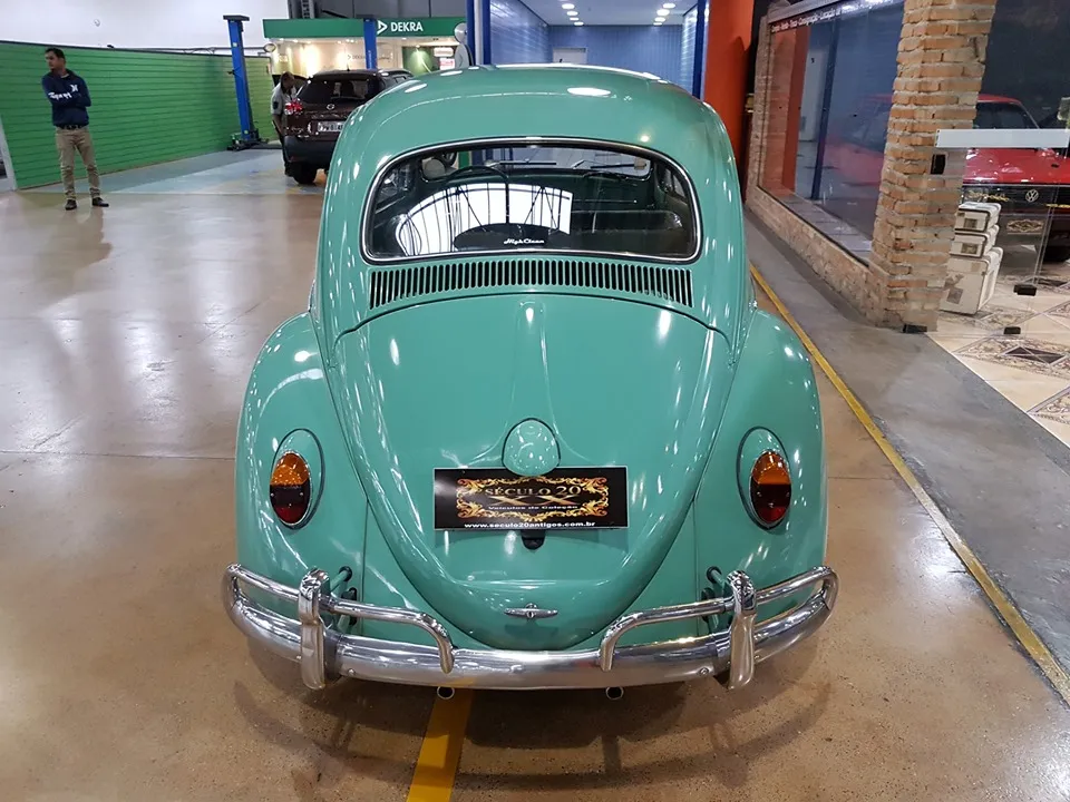 Detalhe traseiro do Fusca 1200 e conjunto de transmissão