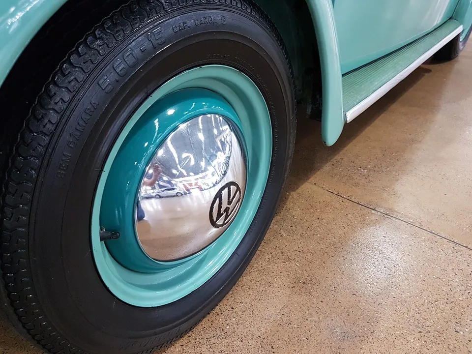 Assoalho e detalhes estruturais do Fusca antigo