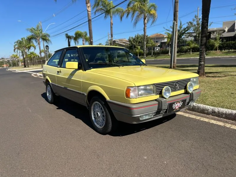 Volkswagen Gol GTI 2.0 1993 Amarelo Sunny em visão externa
