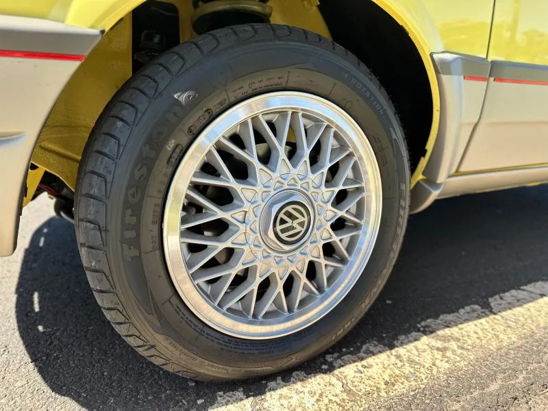 Gol GTI 1993 Amarelo Sunny em vista traseira