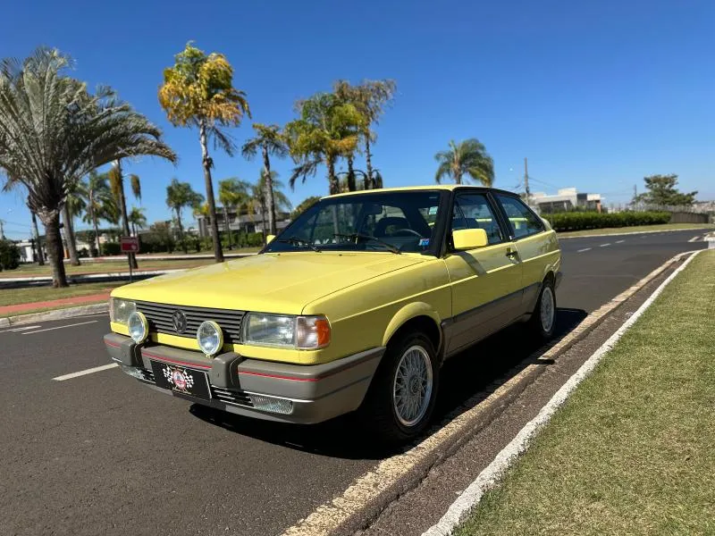 Gol GTI 1993 Amarelo Sunny em ângulo dianteiro