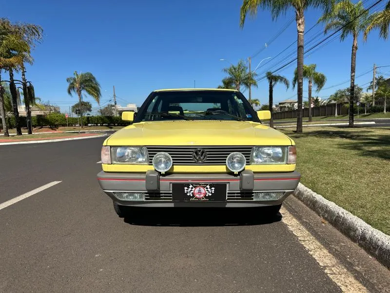 Carroceria lateral do Gol GTI 1993 para análise de alinhamento e pintura