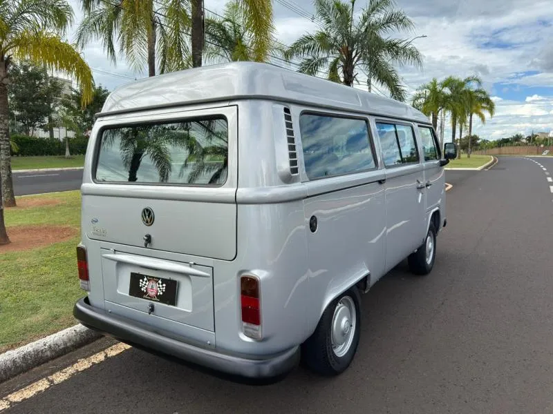 Motor e traseira da Volkswagen Kombi Série Prata