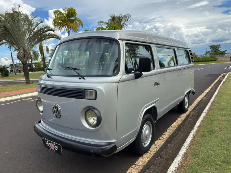 Kombi Série Prata para teste de rodagem