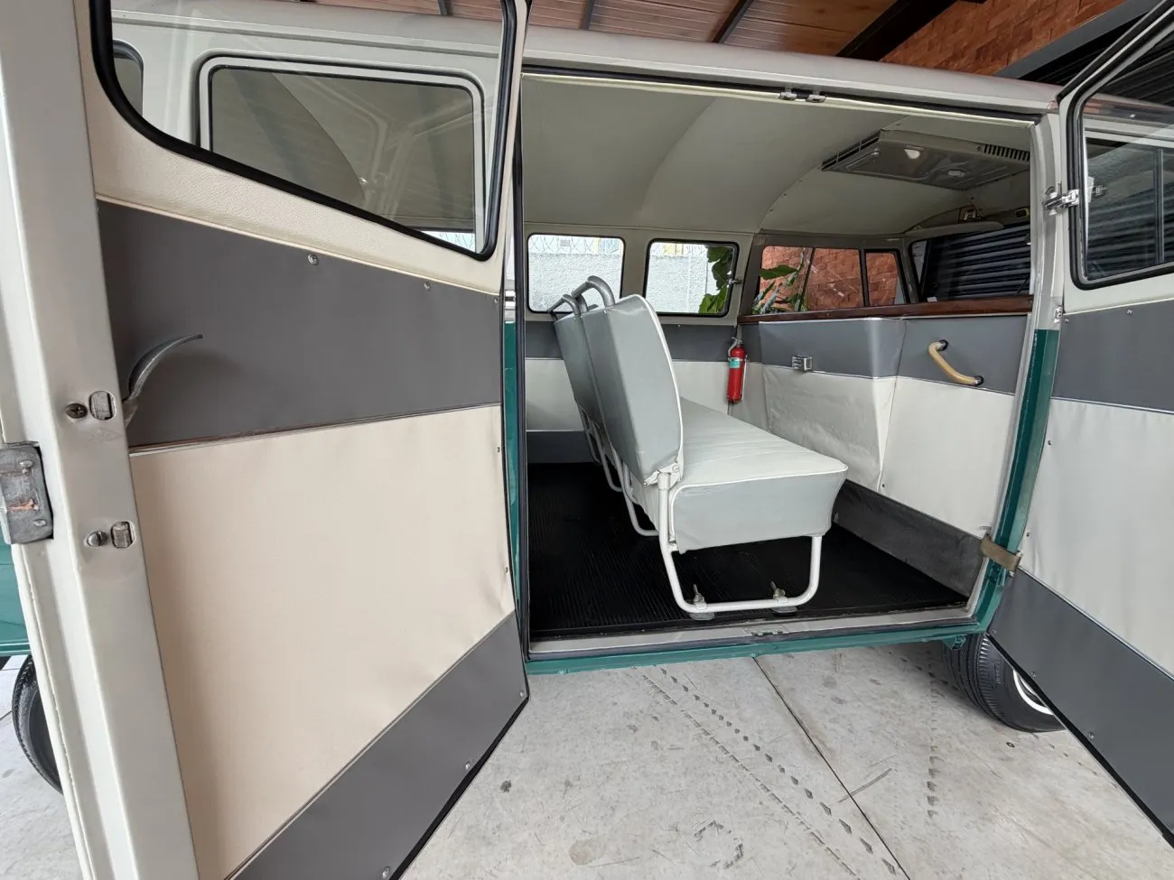 Compartimento de passageiros da VW Kombi Luxo 1965 com portas laterais abertas