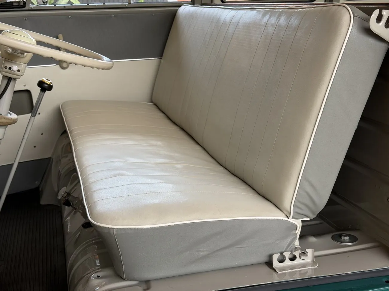 Banco dianteiro da VW Kombi Luxo 1965 com revestimento claro