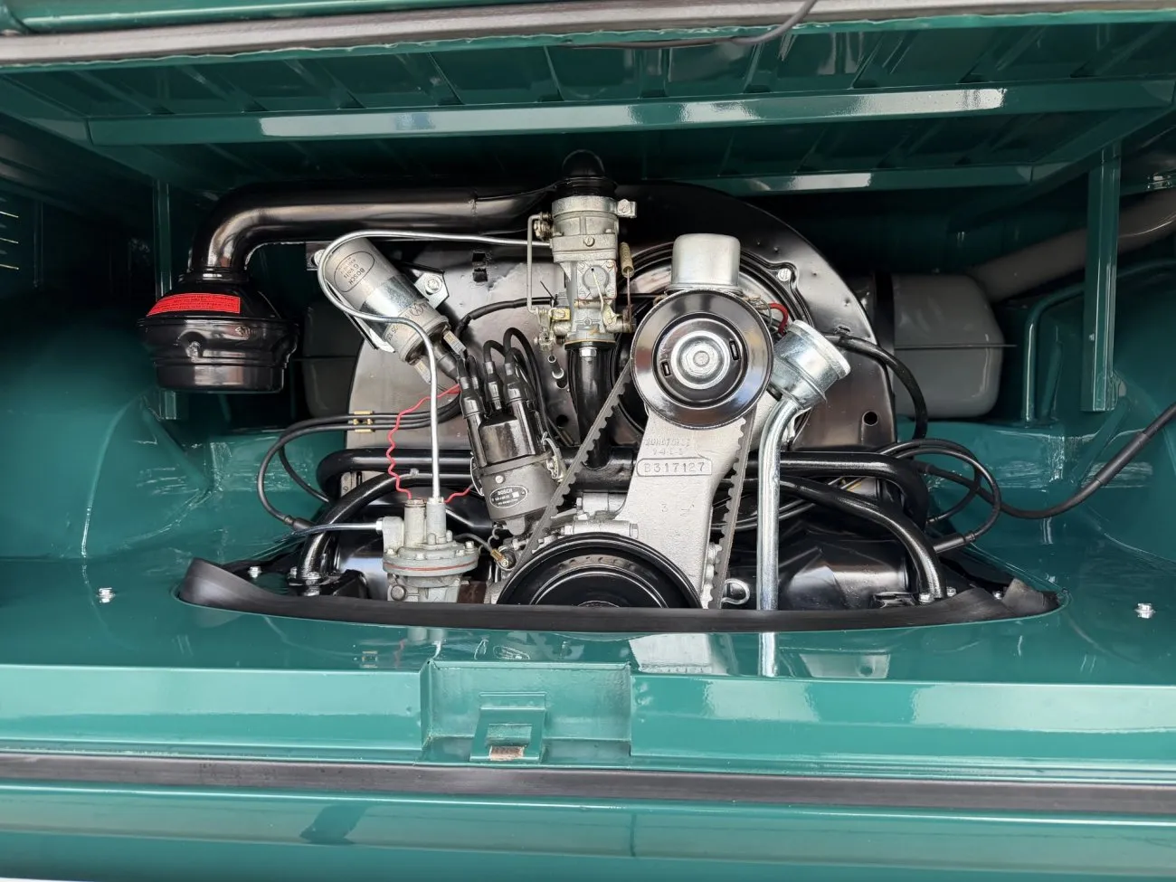 Compartimento traseiro com motor 1200 refrigerado a ar da VW Kombi Luxo 1965