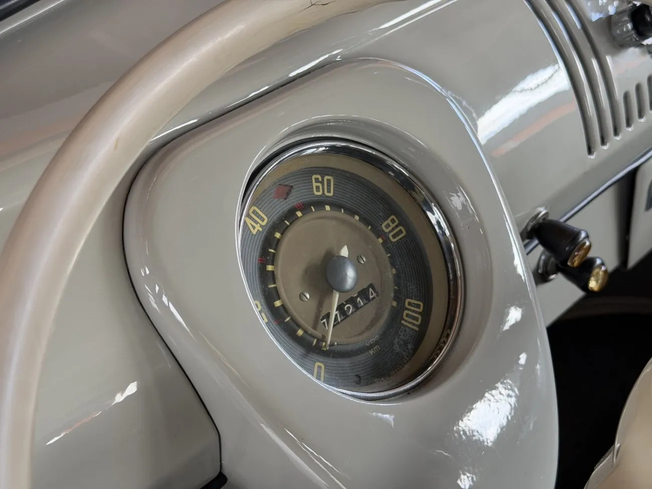 Velocímetro da VW Kombi Luxo 1965 visto em perspectiva no painel