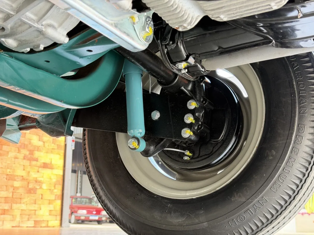 Detalhe inferior de roda suspensão e conjunto mecânico da VW Kombi Luxo 1965