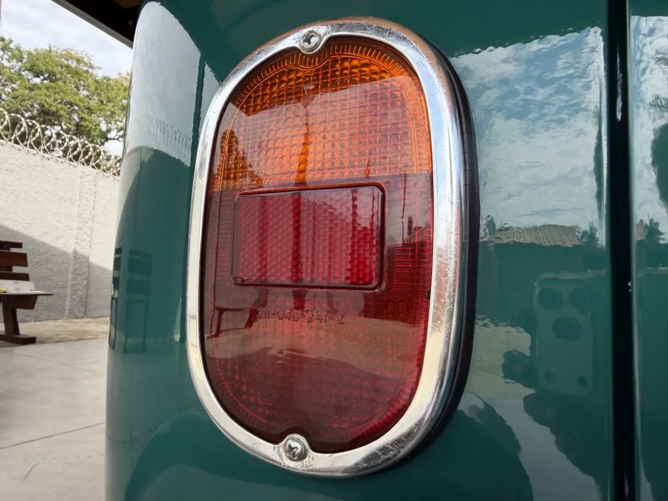 Lanterna traseira da VW Kombi Luxo 1965 com moldura cromada