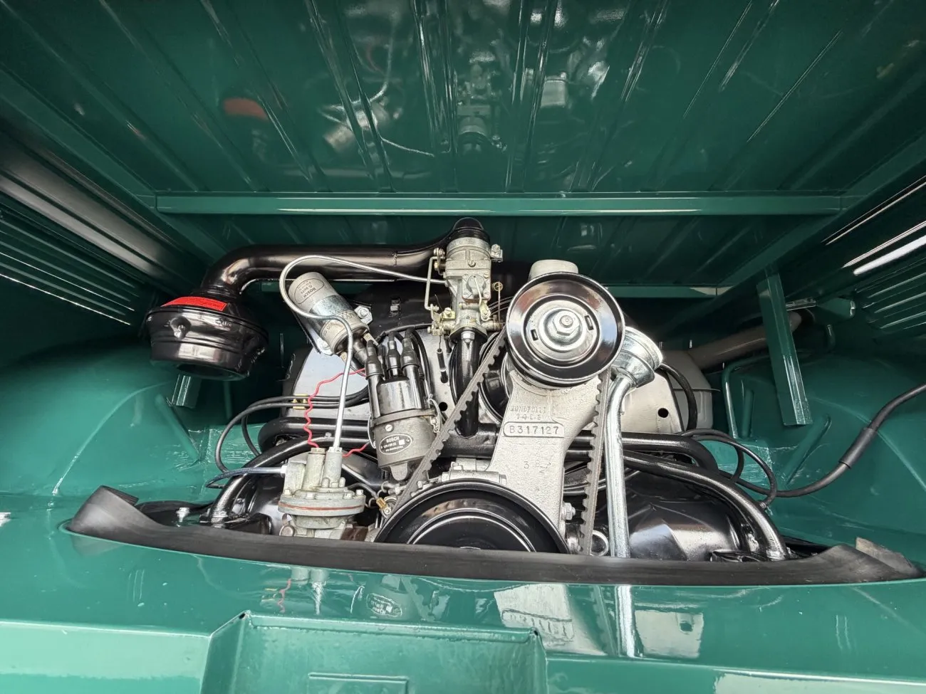 Motor traseiro refrigerado a ar da VW Kombi 1200 1965 em detalhe