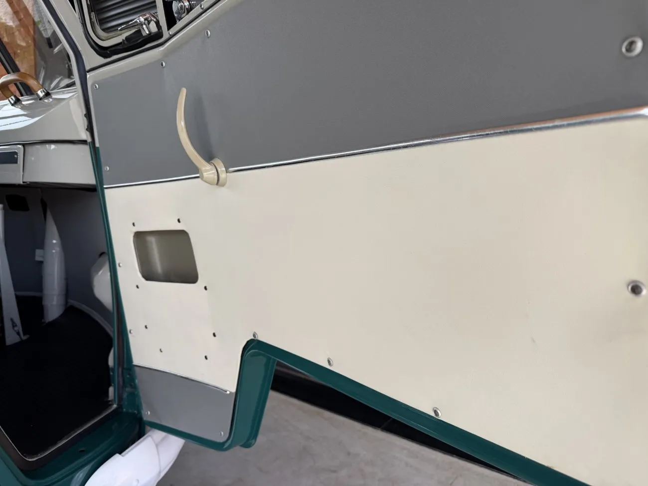 Revestimento interno lateral e puxador da VW Kombi Luxo 1965
