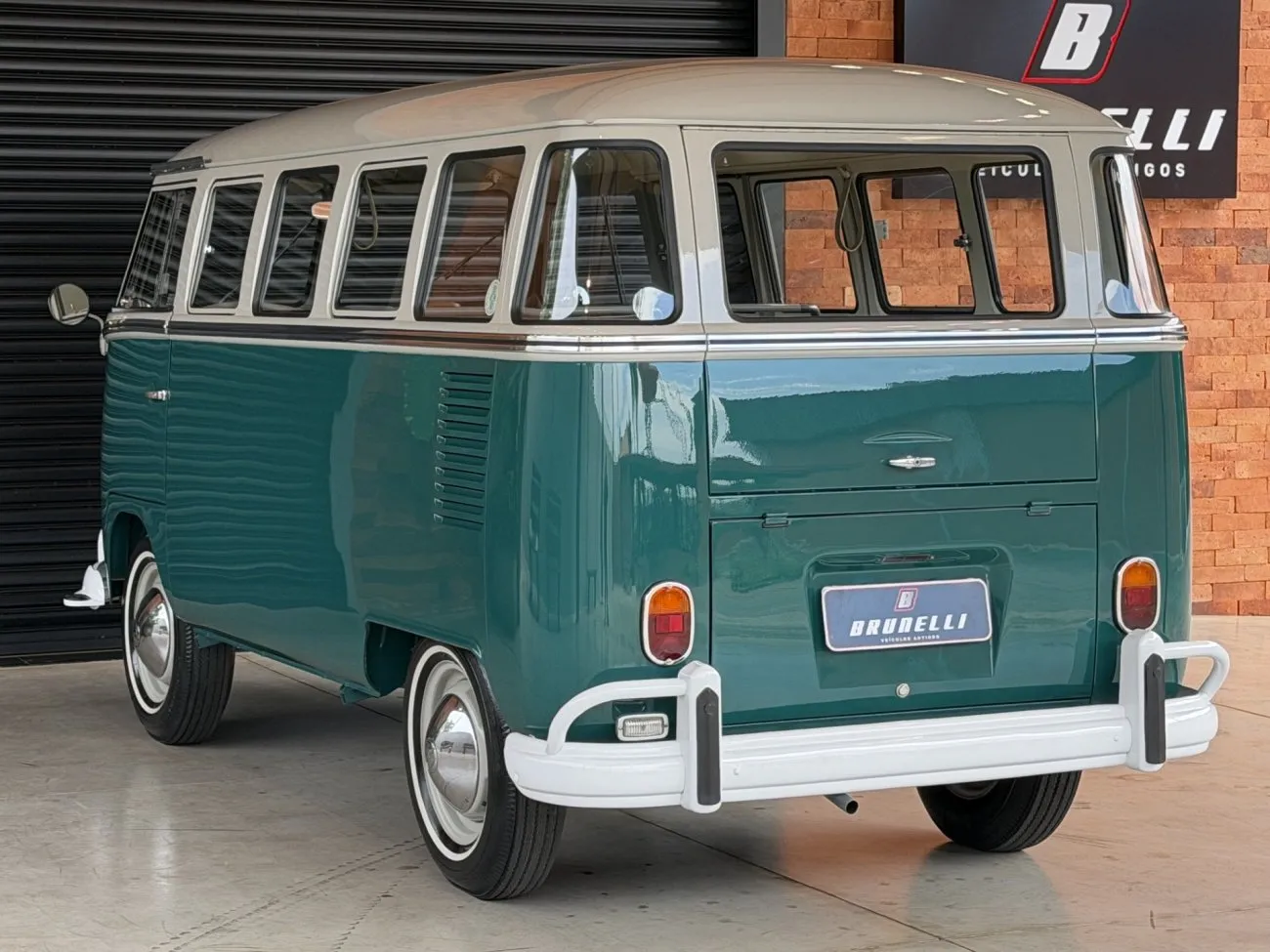 Traseira da VW Kombi Luxo 1200 1965 mostrando carroceria rodas lanternas e para-choque