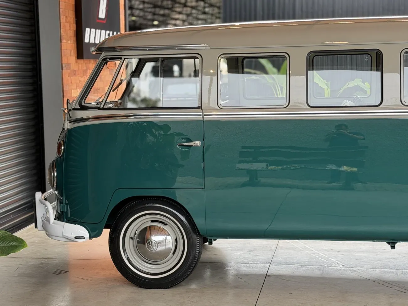 Lateral dianteira da Kombi Luxo 1965 mostrando porta roda e alinhamento da carroceria