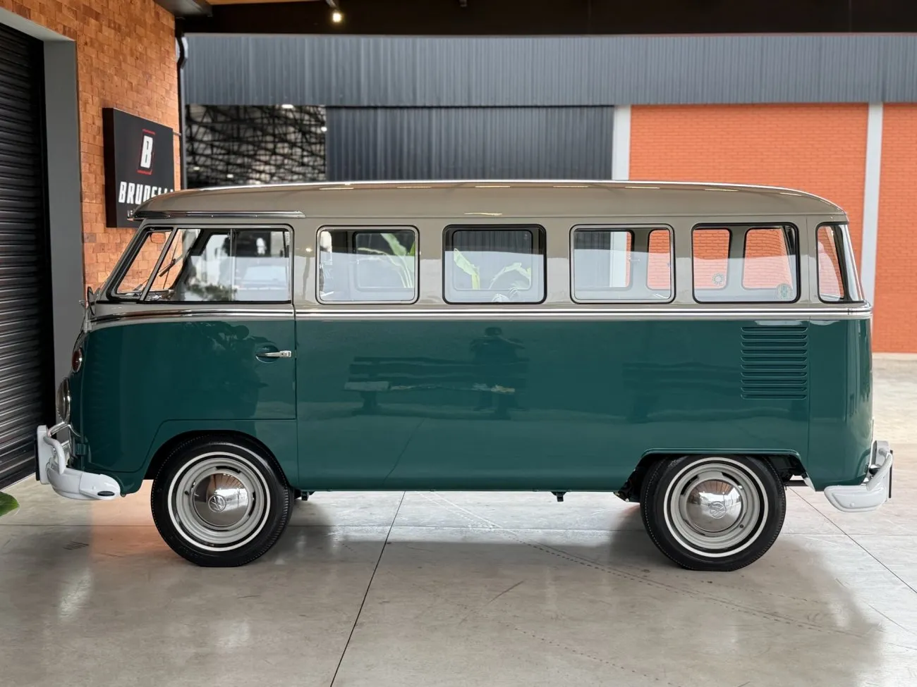 Perfil lateral completo da VW Kombi Luxo 1965 para análise de carroceria