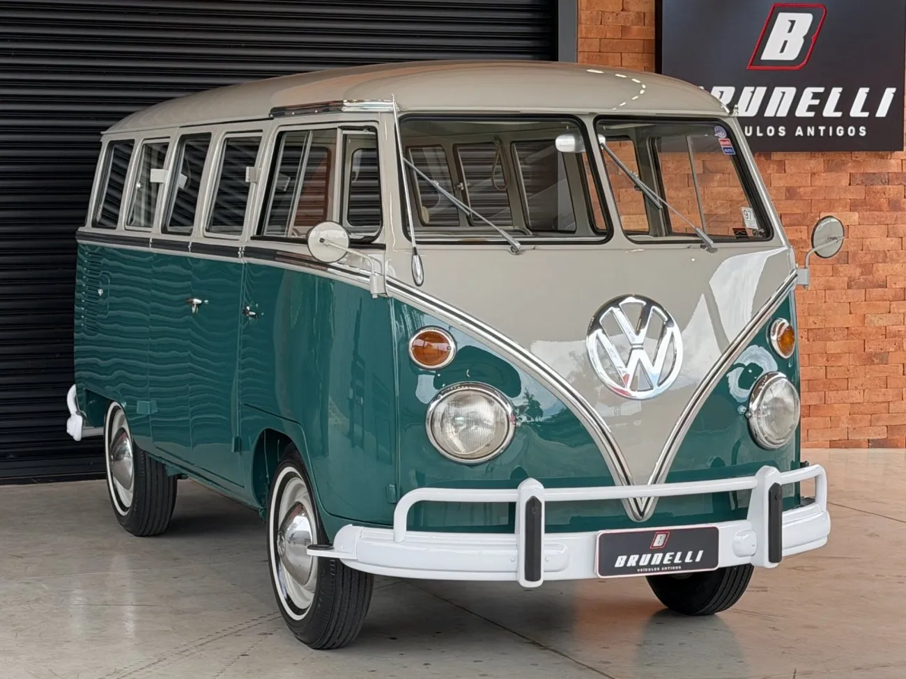 VW Kombi Luxo 1200 1965 em perspectiva dianteira mostrando pintura em dois tons e frisos