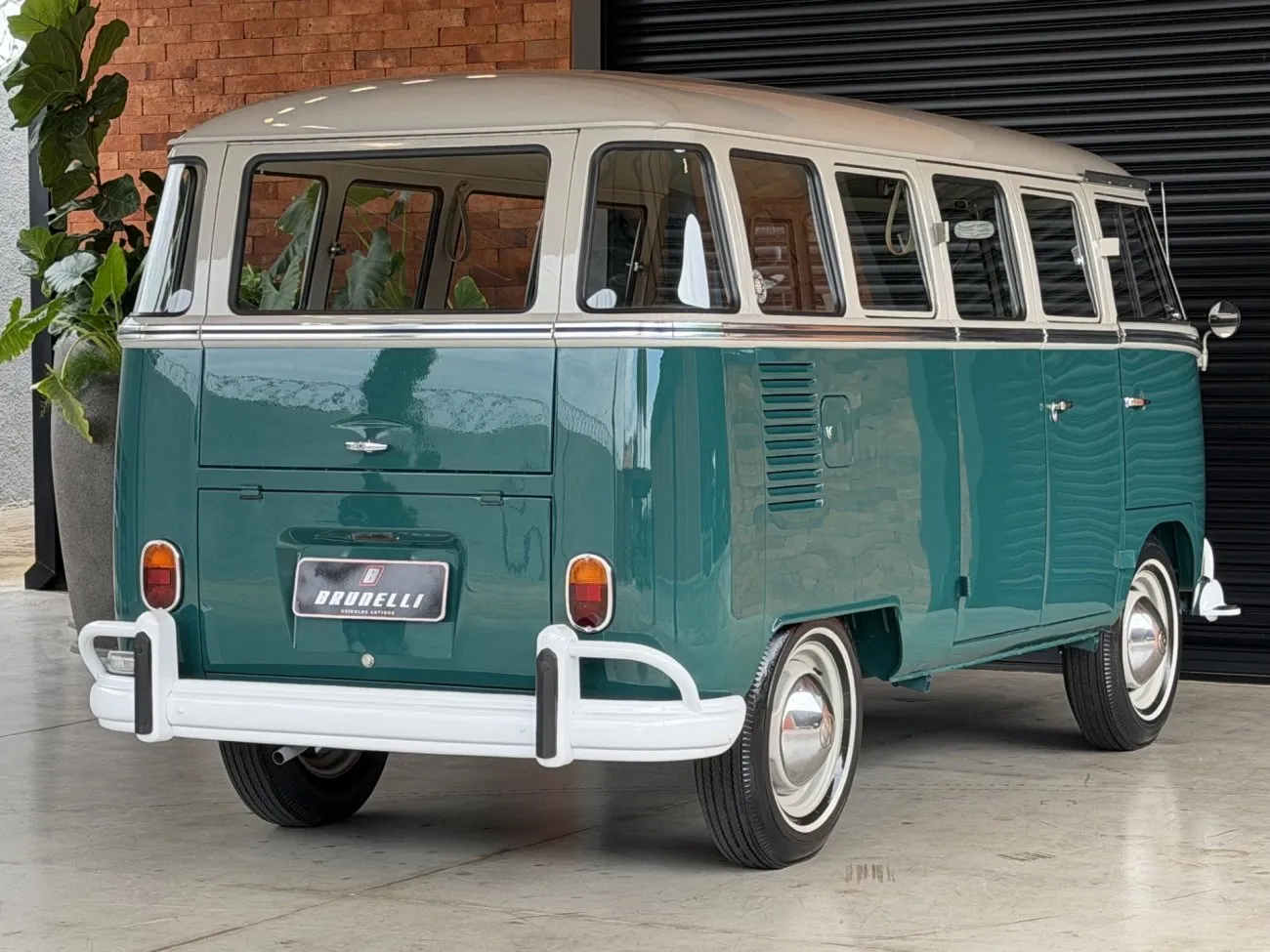 Traseira em três quartos da VW Kombi Luxo 1200 1965