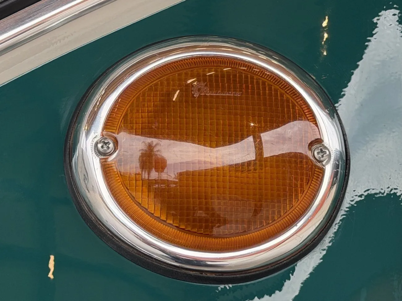 Lente dianteira âmbar da VW Kombi Luxo 1965 em detalhe