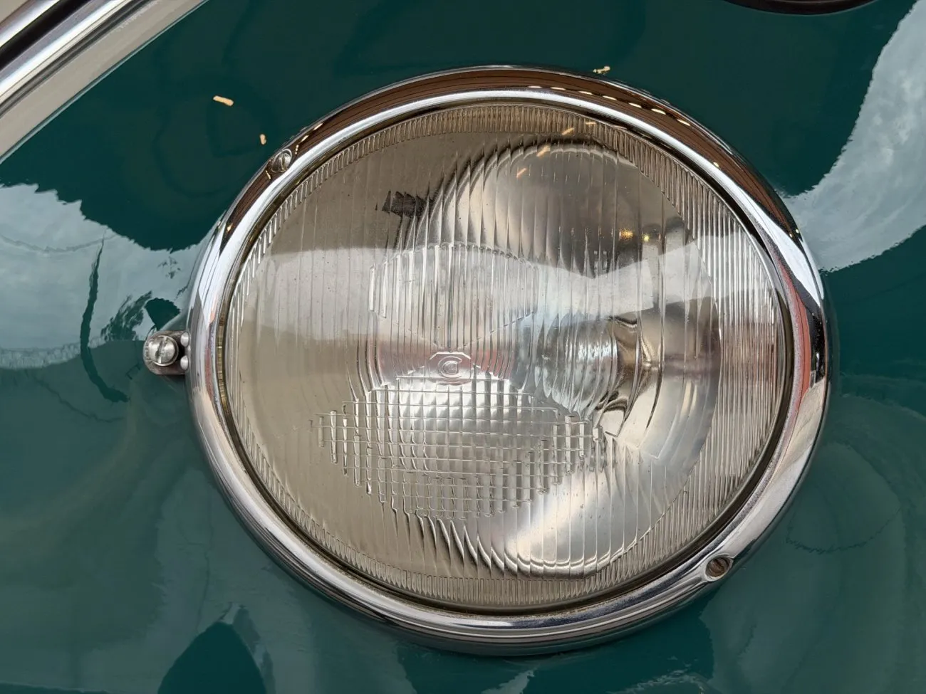 Farol dianteiro redondo da VW Kombi Luxo 1965 em detalhe