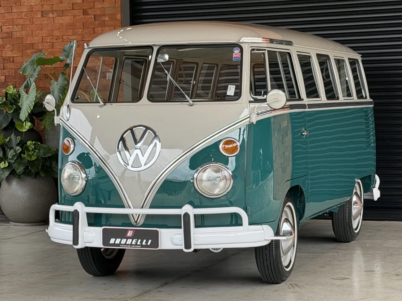 Volkswagen Kombi Luxo 1200 1965 vista dianteira em três quartos