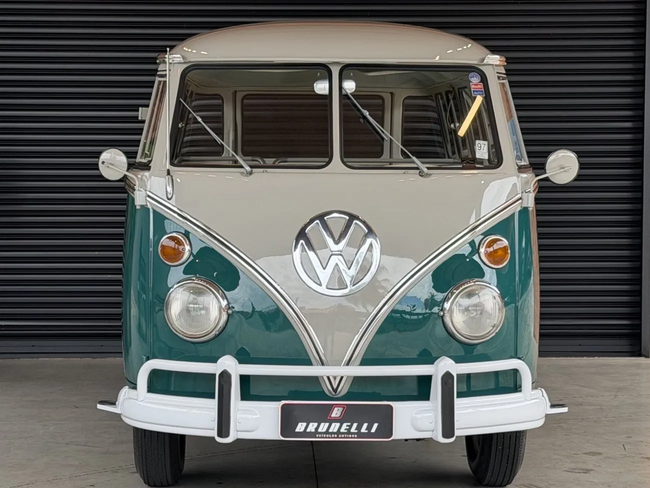 Frente da VW Kombi Luxo 1200 1965 com para-brisa bipartido e pintura bicolor