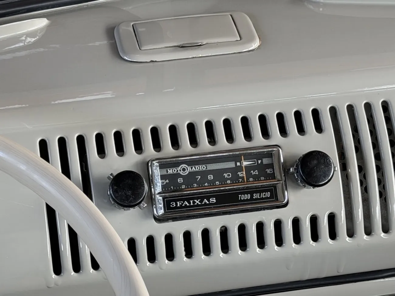 Rádio Motóradio três faixas instalado no painel da VW Kombi Luxo 1965