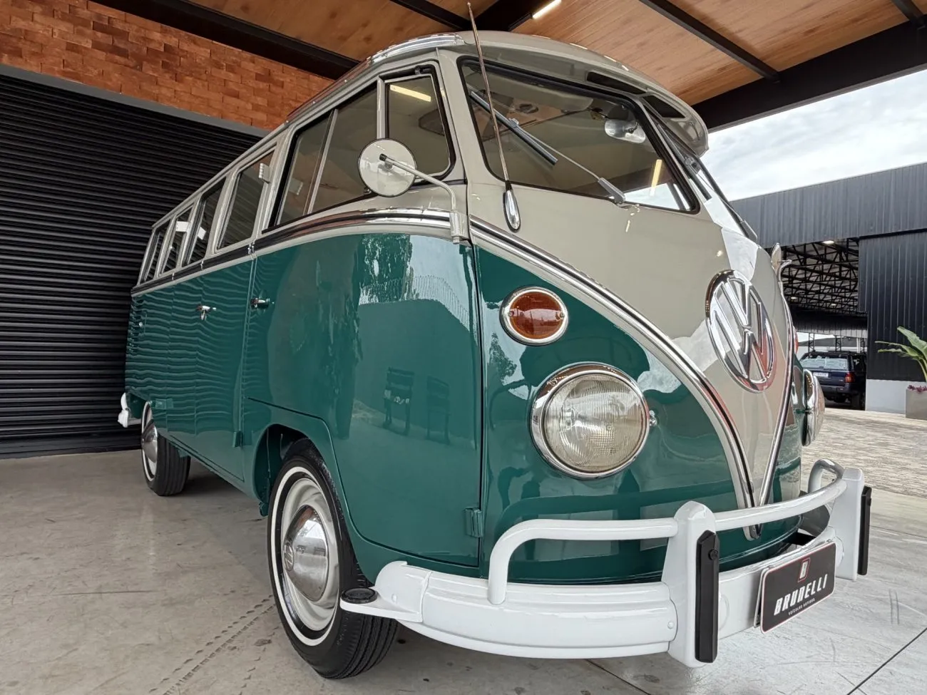 VW Kombi Luxo 1965 fotografada em perspectiva baixa dianteira