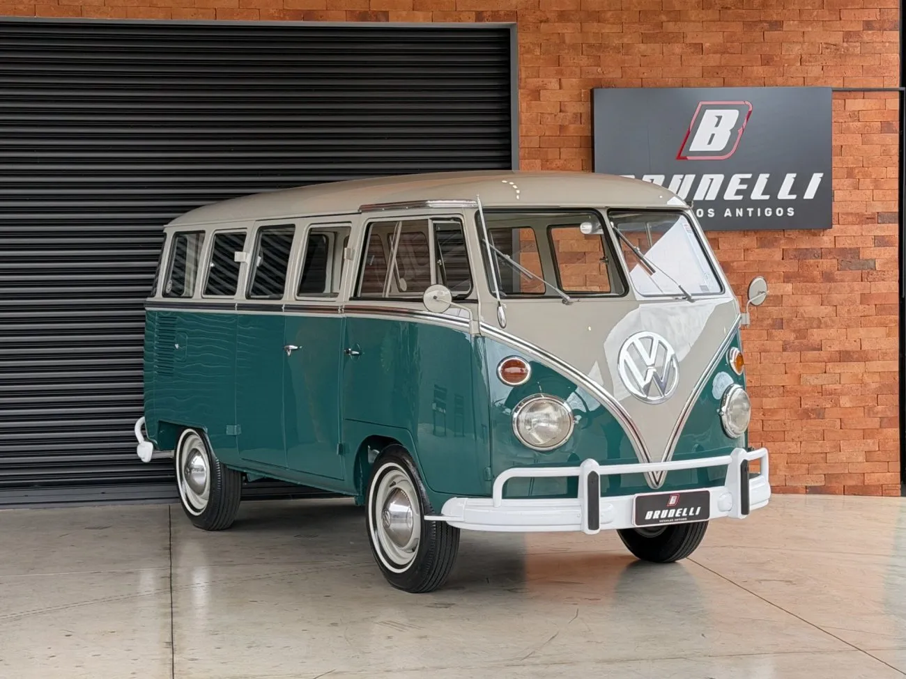 VW Kombi Luxo 1965 inteira mostrando alinhamento geral da carroceria