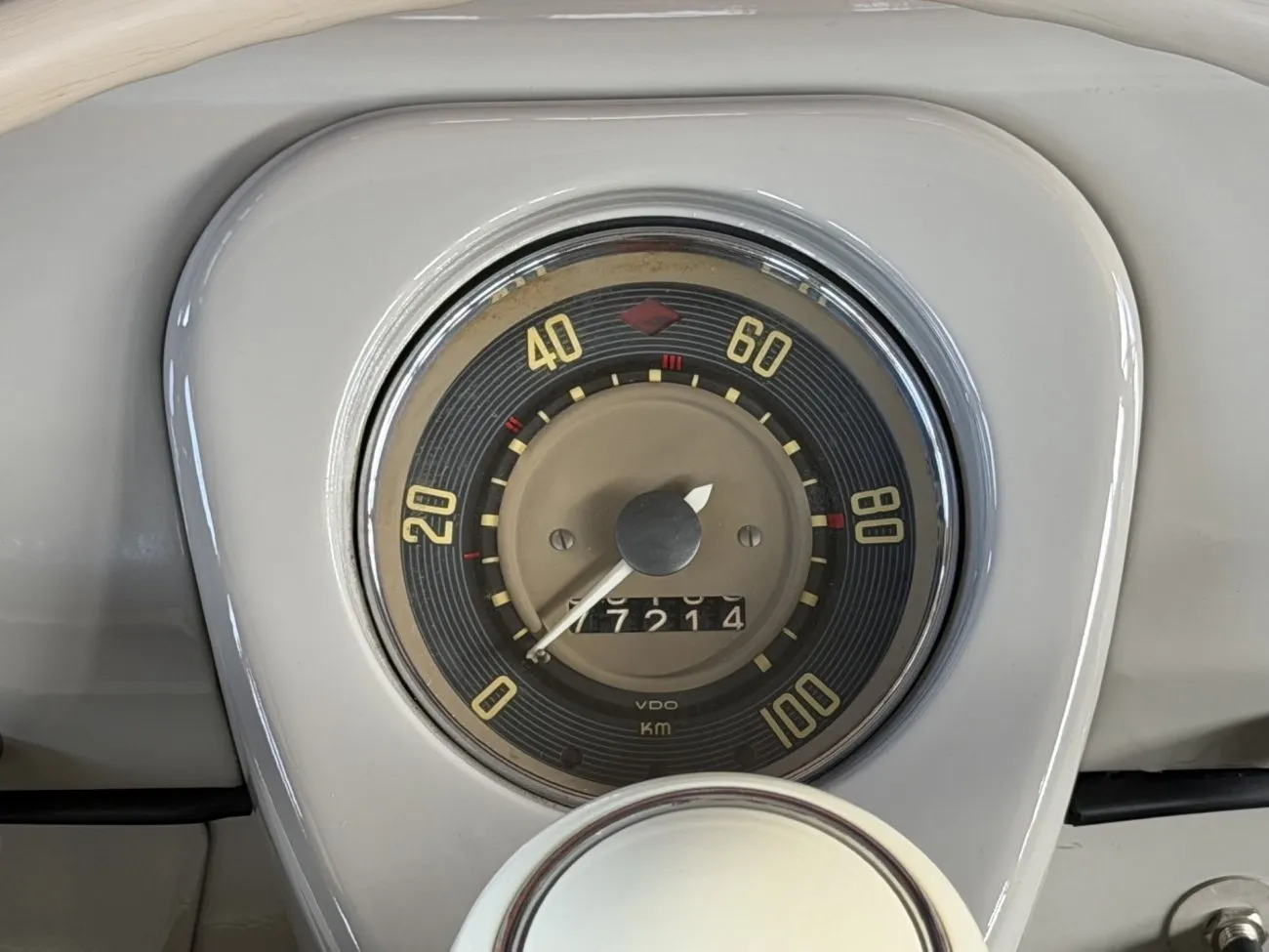 Velocímetro VDO da VW Kombi Luxo 1200 1965 em detalhe