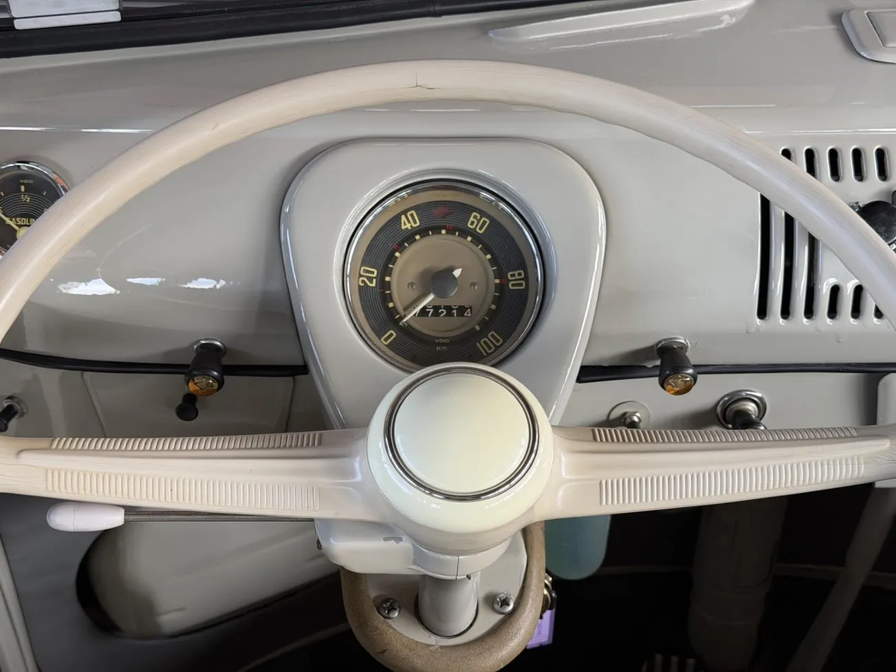 Volante e velocímetro da Volkswagen Kombi Luxo 1200 ano 1965
