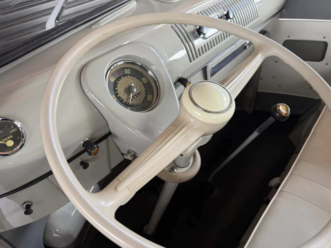 Volante painel e banco da VW Kombi Luxo 1200 1965 vistos lateralmente