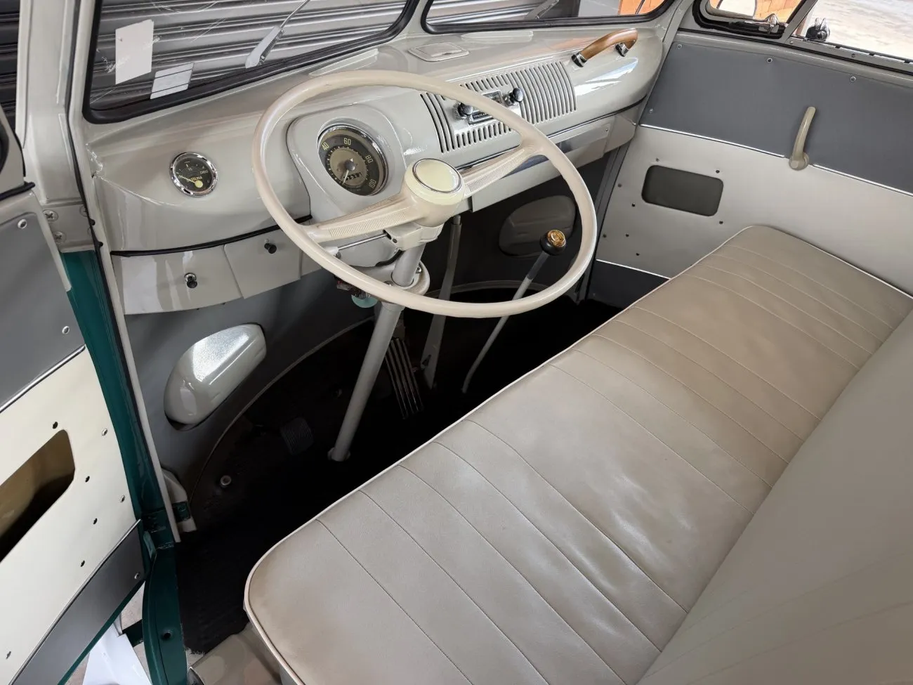 Banco dianteiro e posto de condução da VW Kombi Luxo 1965
