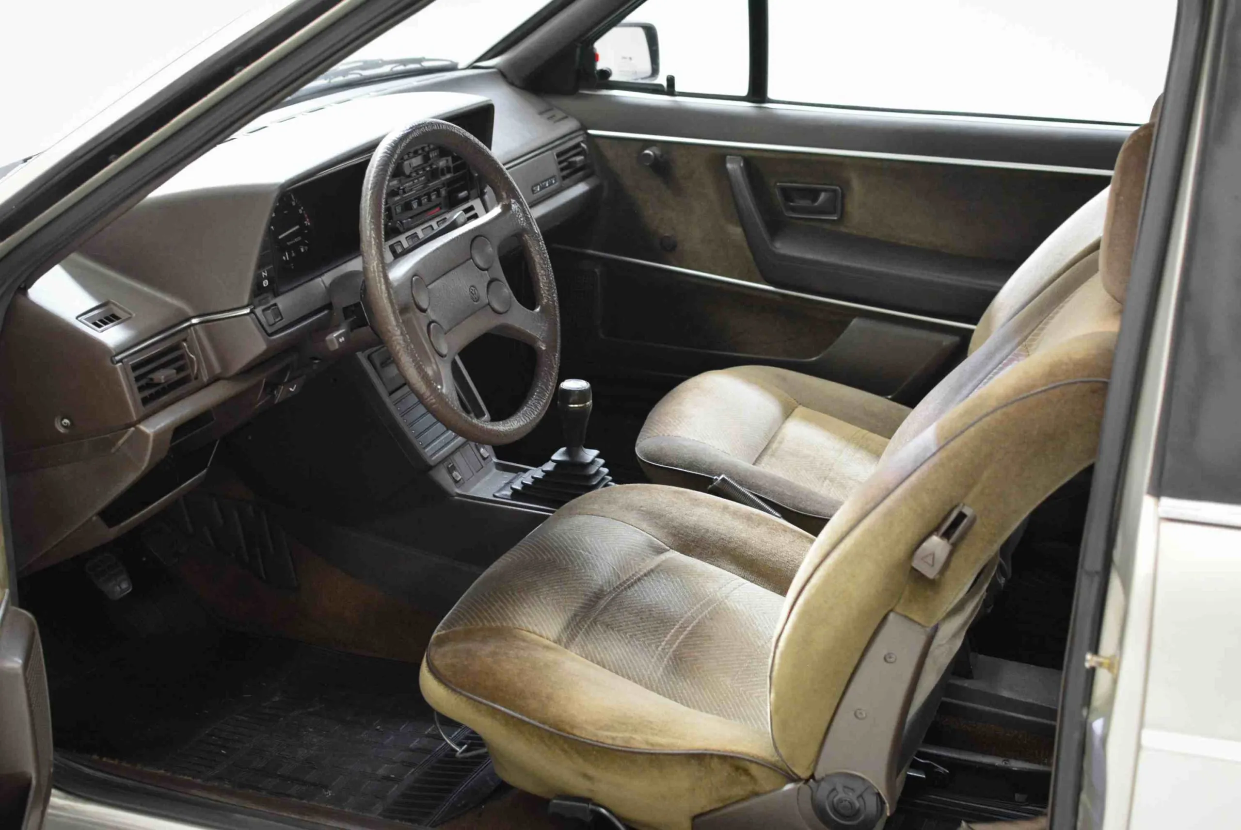 Motor e cofre do Volkswagen Santana GLS 1987