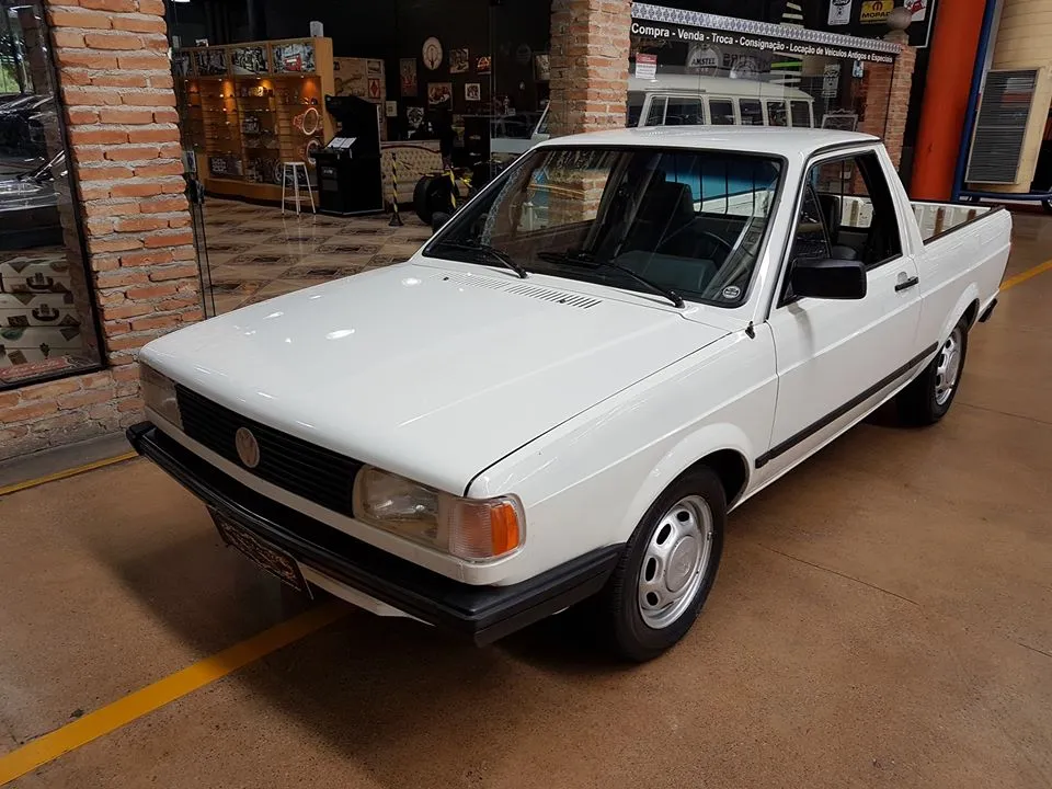 Volkswagen Saveiro quadrada 1991 mostrando a frente conhecida como chinesinha