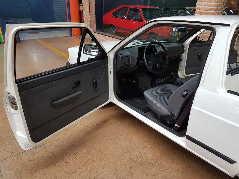 Volkswagen Saveiro 1991 em processo de restauração automotiva