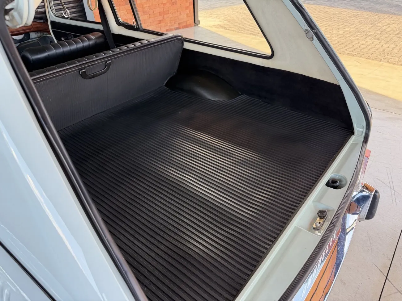VW Variant 1600 frente alta 1971 Azul Diamante em vista externa