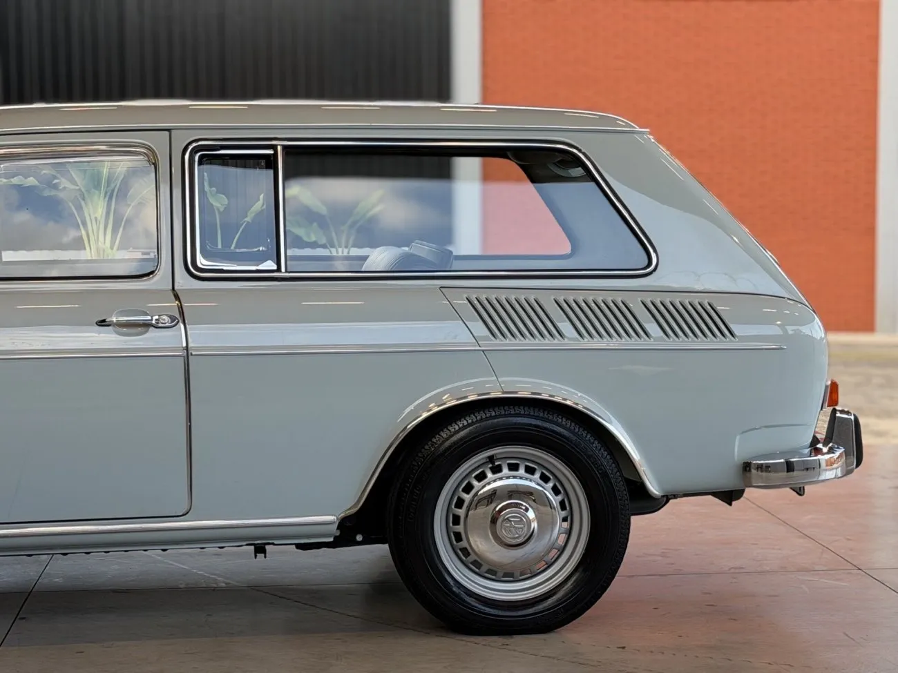 VW Variant 1971 com detalhes preservados para planejamento de restauração