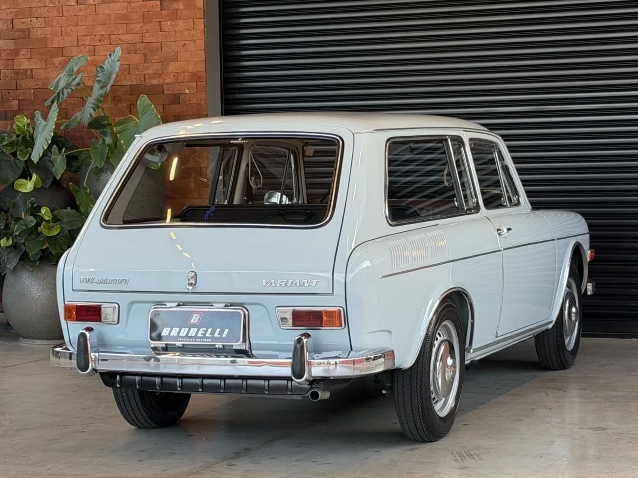 Carroceria da VW Variant frente alta durante avaliação de restauração