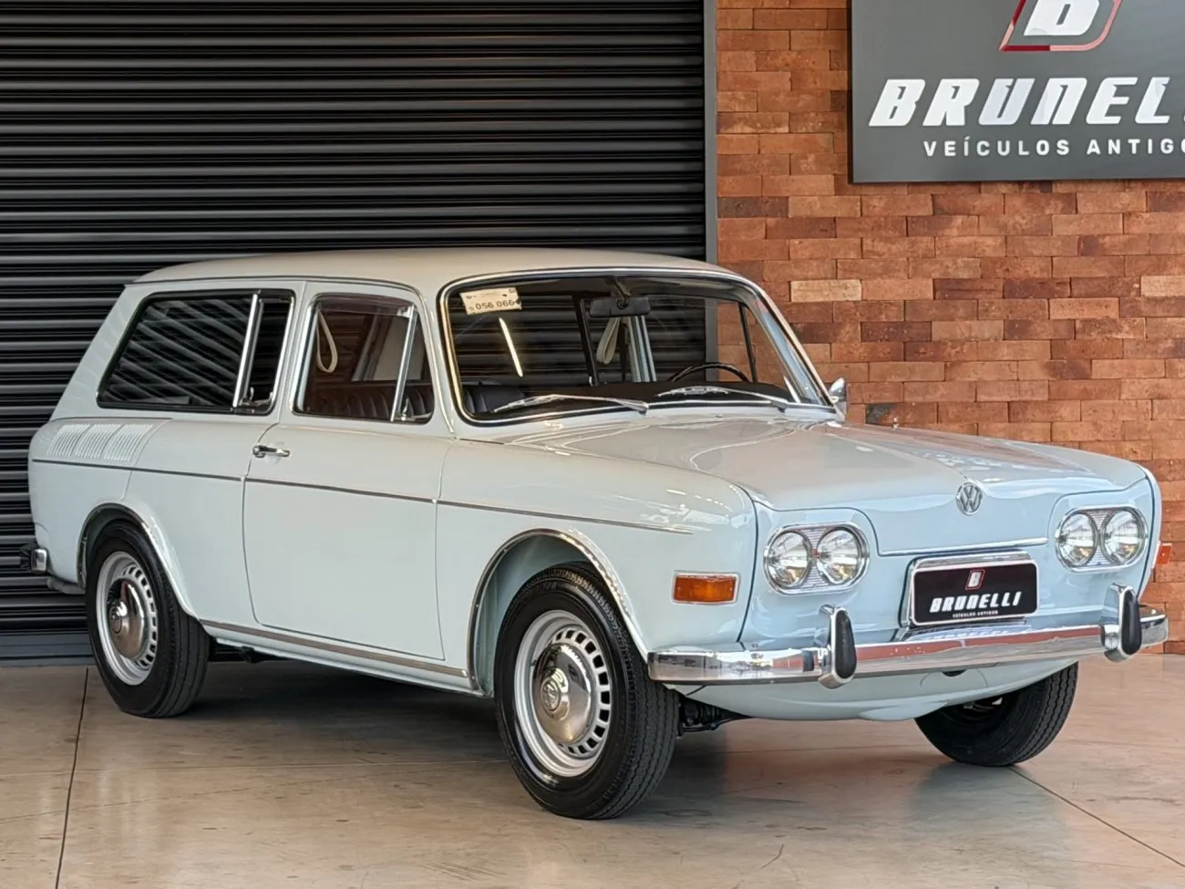 VW Variant 1600 frente alta ano 1971 em imagem final de carro clássico