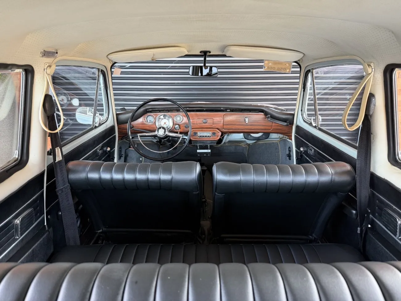 VW Variant 1971 frente alta fotografada para documentação de veículo clássico