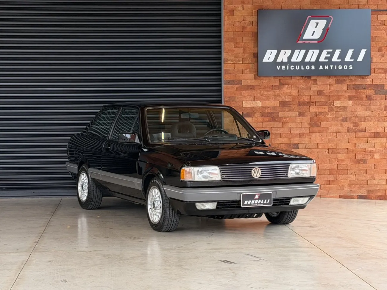 VW Voyage Sport 1993 visto de frente em apresentação de carro antigo