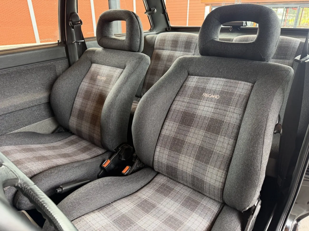 Vista lateral do VW Voyage Sport 1993 de duas portas
