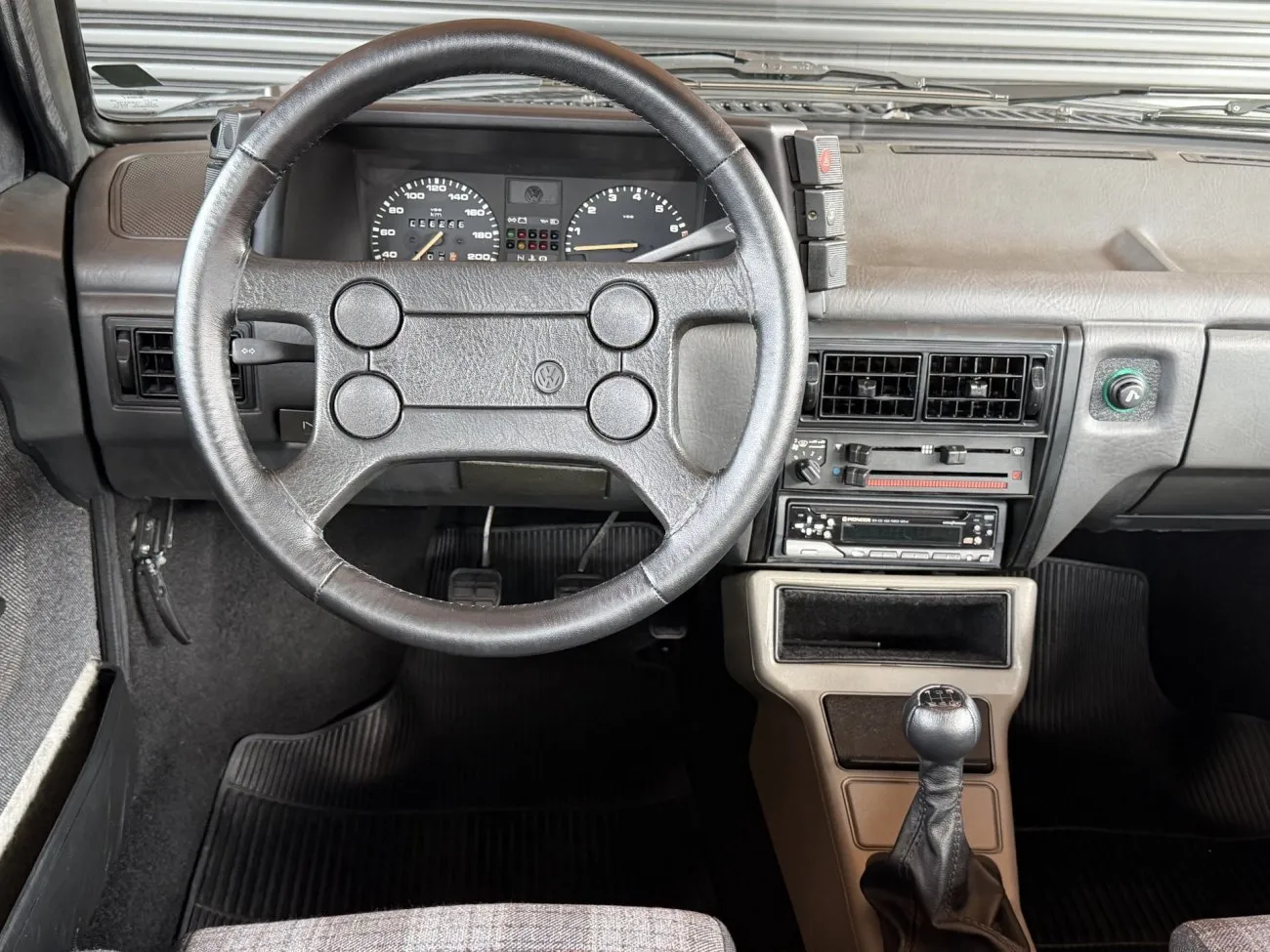 Traseira do VW Voyage Sport 1993 com detalhes de acabamento