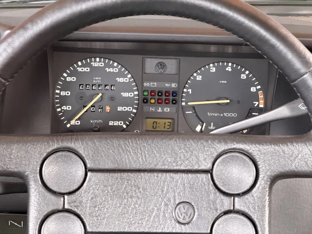 Interior do VW Voyage Sport 1993 com bancos esportivos e painel