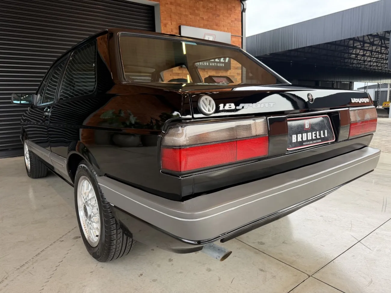 VW Voyage Sport 1993 em perfil destacando rodas de 14 polegadas