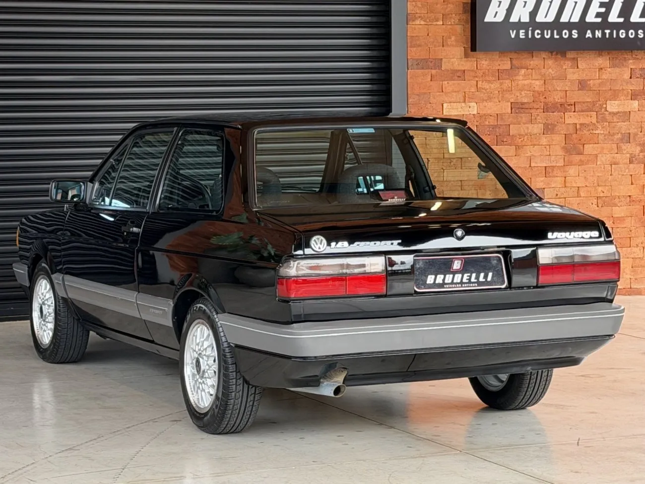 Roda raiada e lateral do VW Voyage Sport 1993