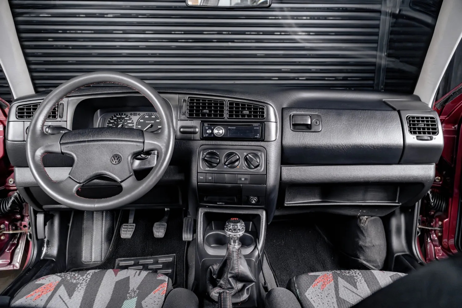 Interior esportivo do Volkswagen Golf GTI 1995