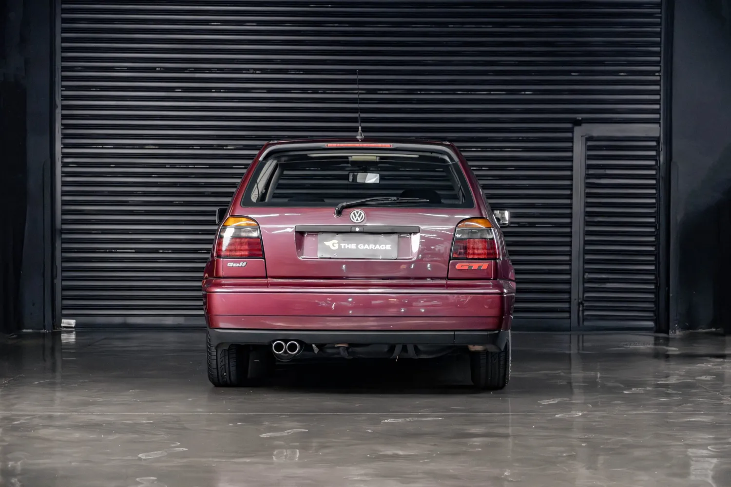 Volkswagen Golf GTI 1995 em encontro de carros clássicos