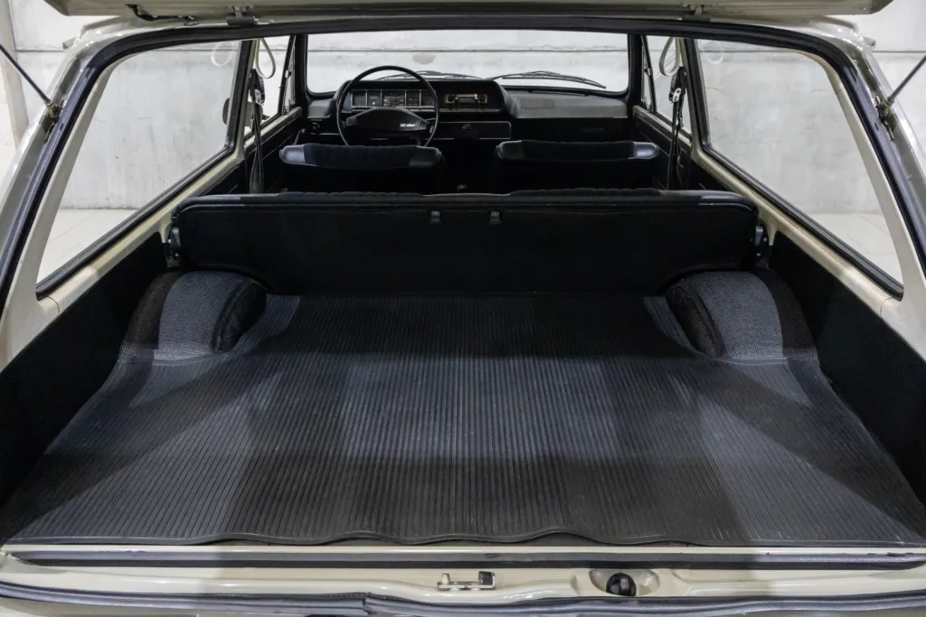 Volkswagen Variant II preservada em ambiente de coleção